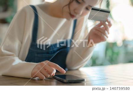 手元でカード決済操作をする女性 手元でカード決済操作をする女性 140739580