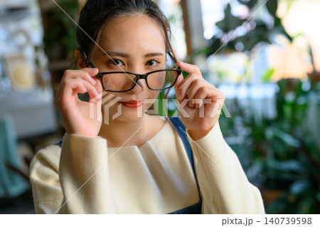 メガネをかけて微笑む若い女性 メガネをかけて微笑む若い女性 140739598