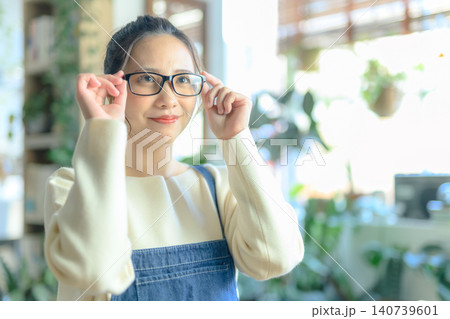 メガネをかけて微笑む30代の日本人女性 140739601