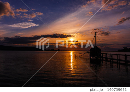夕焼けに染まる穏やかな東郷湖の夕景 140739651
