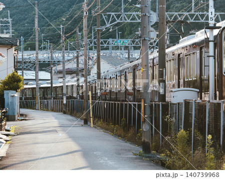 早朝の住宅地を通る能勢電鉄妙見線の電車 140739968