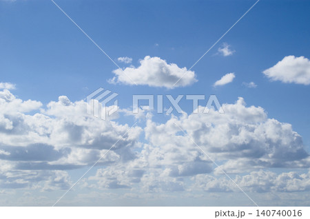 雲の多い青空 140740016