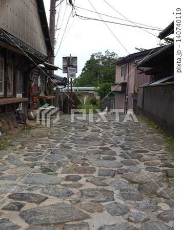 ゴツゴツとした石の質感が語る歴史。暗越奈良街道の県境の石畳 ゴツゴツとした石の質感が語る歴史。暗越奈良街道の県境の石畳 140740119