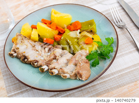 Portion of just cooked ribs with vegetables Portion of just cooked ribs with vegetables 140740279