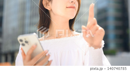 スマートフォンを持つ女性 スマートフォンを持つ女性 140740785