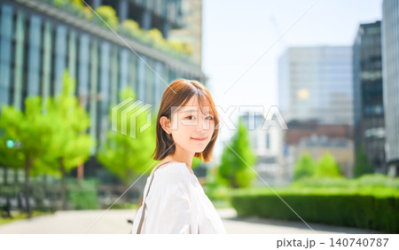 都会の女性の笑顔 都会の女性の笑顔 140740787