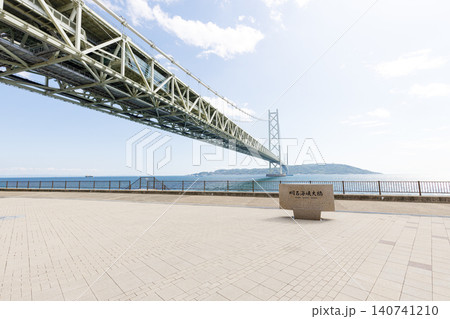 初夏の青空が広がる明石海峡大橋 140741210