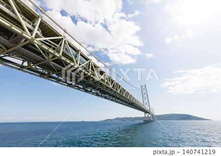 初夏の青空が広がる明石海峡大橋 初夏の青空が広がる明石海峡大橋 140741219