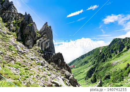 千畳敷カールの絶景 登山道から見下ろす眺望と天狗岩 千畳敷カールの絶景 登山道から見下ろす眺望と天狗岩 140741255