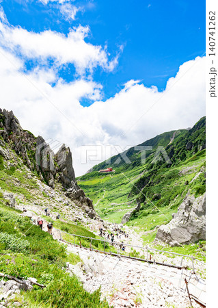 千畳敷カールの絶景 登山道から見下ろす眺望と天狗岩 千畳敷カールの絶景 登山道から見下ろす眺望と天狗岩 140741262