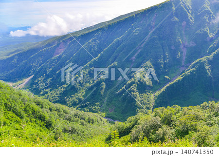 夏の晴天 鳥海山・象潟口ルートの登山道から眼下に望む奈曽渓谷の壮大な断崖風景 夏の晴天 鳥海山・象潟口ルートの登山道から眼下に望む奈曽渓谷の壮大な断崖風景 140741350