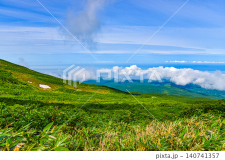 夏の快晴 鳥海山の広大な緑の山肌から一望する日本海の雲海と美しい筋雲の風景 夏の快晴 鳥海山の広大な緑の山肌から一望する日本海の雲海と美しい筋雲の風景 140741357