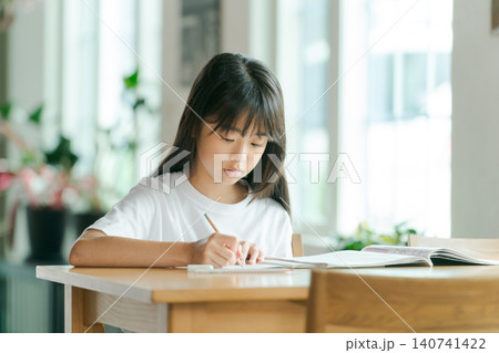 リビングで勉強する小学生の女の子 140741422