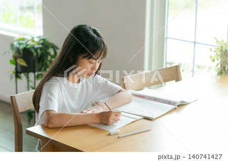 リビングで勉強する小学生の女の子 140741427