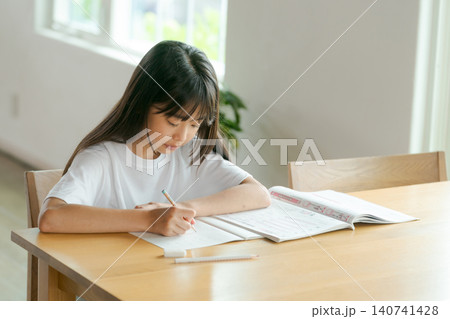 リビングで勉強する小学生の女の子 リビングで勉強する小学生の女の子 140741428