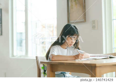 リビングで勉強する小学生の女の子 リビングで勉強する小学生の女の子 140741429