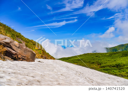 夏の晴天 鳥海山・賽の河原付近に広がる無人の広大な残雪の雪原風景 140741520