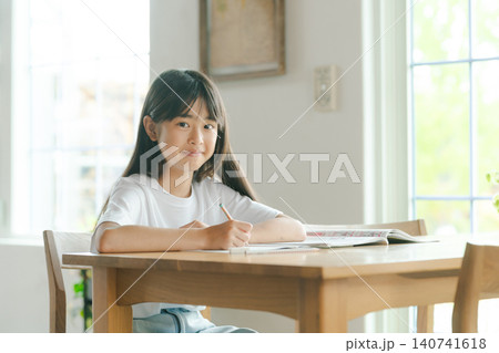 リビングで勉強する小学生の女の子 リビングで勉強する小学生の女の子 140741618