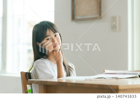 勉強して悩む小学生の女の子 勉強して悩む小学生の女の子 140741633