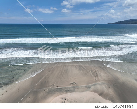 初夏の大岐の浜と広がる遠浅の砂浜を望む空撮風景 140741684