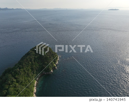 瀬戸内海を望む梶取鼻と灯台の海岸風景空撮 瀬戸内海を望む梶取鼻と灯台の海岸風景空撮 140741945