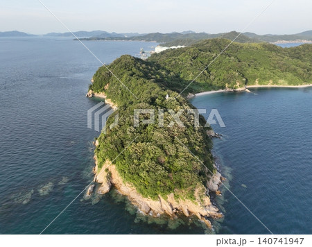 瀬戸内海を望む梶取鼻と灯台の海岸風景空撮 瀬戸内海を望む梶取鼻と灯台の海岸風景空撮 140741947