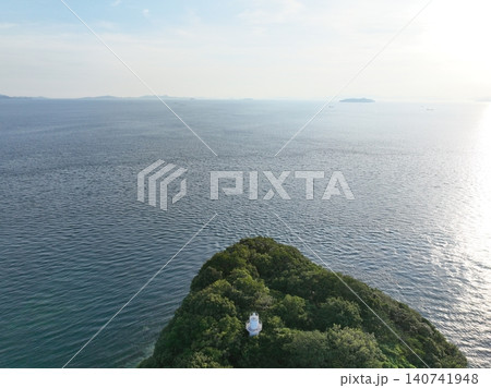 瀬戸内海を望む梶取鼻と灯台の海岸風景空撮 瀬戸内海を望む梶取鼻と灯台の海岸風景空撮 140741948