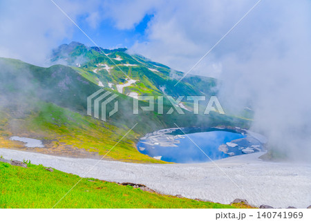 夏の晴れ間 雲の切れ間から望む鳥海山山頂と眼下に美しく広がる鳥海湖の風景 140741969