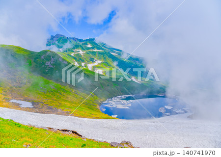 夏の晴れ間 雲の切れ間から望む鳥海山山頂と眼下に美しく広がる鳥海湖の風景 140741970