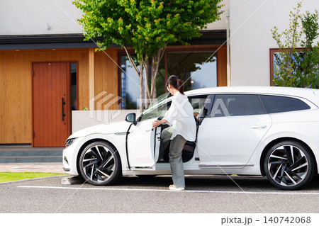 おでかけしに車に乗り込む夫婦 おでかけしに車に乗り込む夫婦 140742068