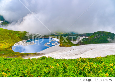 夏の快晴 鳥海山の神秘の火口湖・鳥海湖を彩る雪の塊と夏空美しいリフレクション風景 夏の快晴 鳥海山の神秘の火口湖・鳥海湖を彩る雪の塊と夏空美しいリフレクション風景 140742079