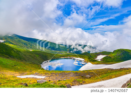 夏の快晴 鳥海山の神秘の火口湖・鳥海湖を彩る雪の塊と夏空美しいリフレクション風景 夏の快晴 鳥海山の神秘の火口湖・鳥海湖を彩る雪の塊と夏空美しいリフレクション風景 140742087