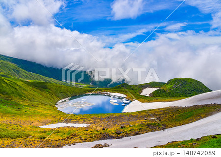 夏の快晴 鳥海山の神秘の火口湖・鳥海湖を彩る雪の塊と夏空美しいリフレクション風景 夏の快晴 鳥海山の神秘の火口湖・鳥海湖を彩る雪の塊と夏空美しいリフレクション風景 140742089