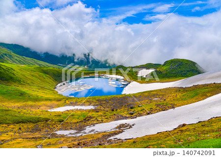 夏の快晴 鳥海山の神秘の火口湖・鳥海湖を彩る雪の塊と夏空美しいリフレクション風景 夏の快晴 鳥海山の神秘の火口湖・鳥海湖を彩る雪の塊と夏空美しいリフレクション風景 140742091