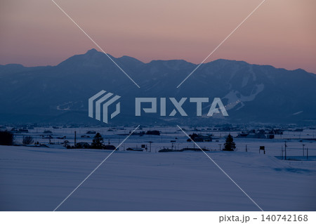 北海道富良野の夕暮れに浮かぶ芦別岳とスキー場 北海道富良野の夕暮れに浮かぶ芦別岳とスキー場 140742168