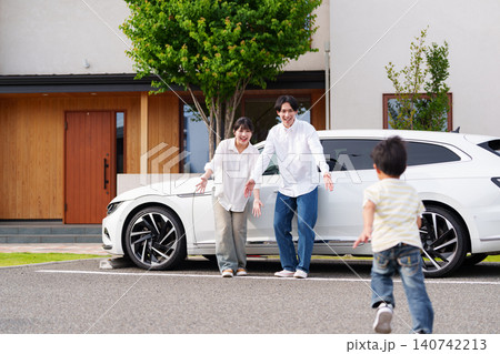 車でお出かけする三人家族 車でお出かけする三人家族 140742213