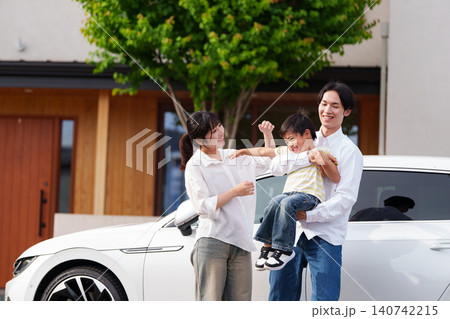 車でお出かけする三人家族 車でお出かけする三人家族 140742215