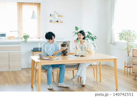 ファミリー 犬のいる暮らし リビングで愛犬と過ごす夫婦 ファミリー 犬のいる暮らし リビングで愛犬と過ごす夫婦 140742551