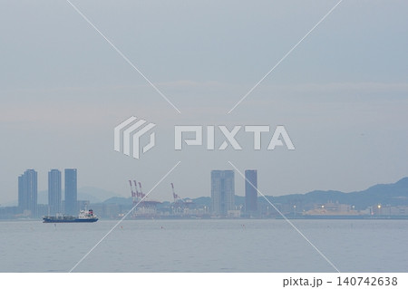 朝靄に包まれた港湾と貨物船のある風景 朝靄に包まれた港湾と貨物船のある風景 140742638