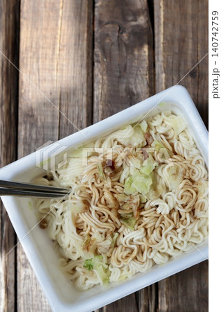 湯切りしてソースをしっかり混ぜる前のカップ焼きそば インスタント食品 湯切りしてソースをしっかり混ぜる前のカップ焼きそば インスタント食品 140742759