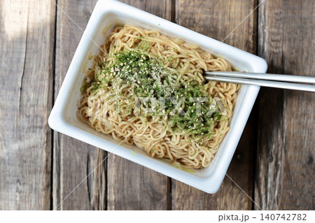 青のりをたっぷりかけたソース焼きそばのカップ麺 インスタント食品 青のりをたっぷりかけたソース焼きそばのカップ麺 インスタント食品 140742782