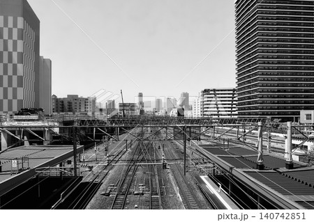 2026年 苗穂駅「自由通路」から見たJR札幌駅方面 左側に工事が進む「新幹線車両基地」白黒 2026年 苗穂駅「自由通路」から見たJR札幌駅方面 左側に工事が進む「新幹線車両基地」白黒 140742851
