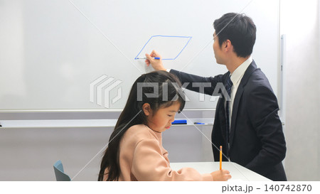 学習塾 タブレット 先生 イメージ 140742870