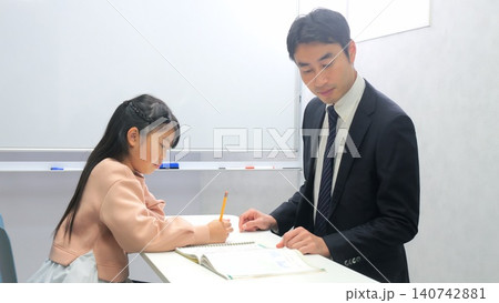 学習塾 タブレット 先生 イメージ 学習塾 タブレット 先生 イメージ 140742881