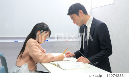 学習塾 タブレット 先生 イメージ 学習塾 タブレット 先生 イメージ 140742884