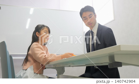 学習塾 タブレット 先生 イメージ 学習塾 タブレット 先生 イメージ 140742904