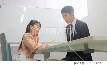 学習塾 タブレット 先生 イメージ 学習塾 タブレット 先生 イメージ 140742906