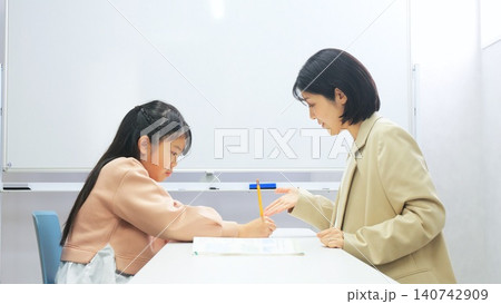学習塾 タブレット 先生 イメージ 学習塾 タブレット 先生 イメージ 140742909