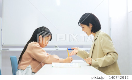 学習塾 タブレット 先生 イメージ 学習塾 タブレット 先生 イメージ 140742912