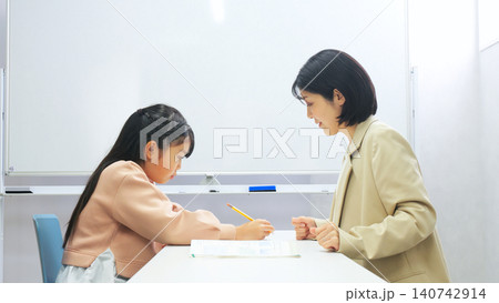 学習塾 タブレット 先生 イメージ 学習塾 タブレット 先生 イメージ 140742914